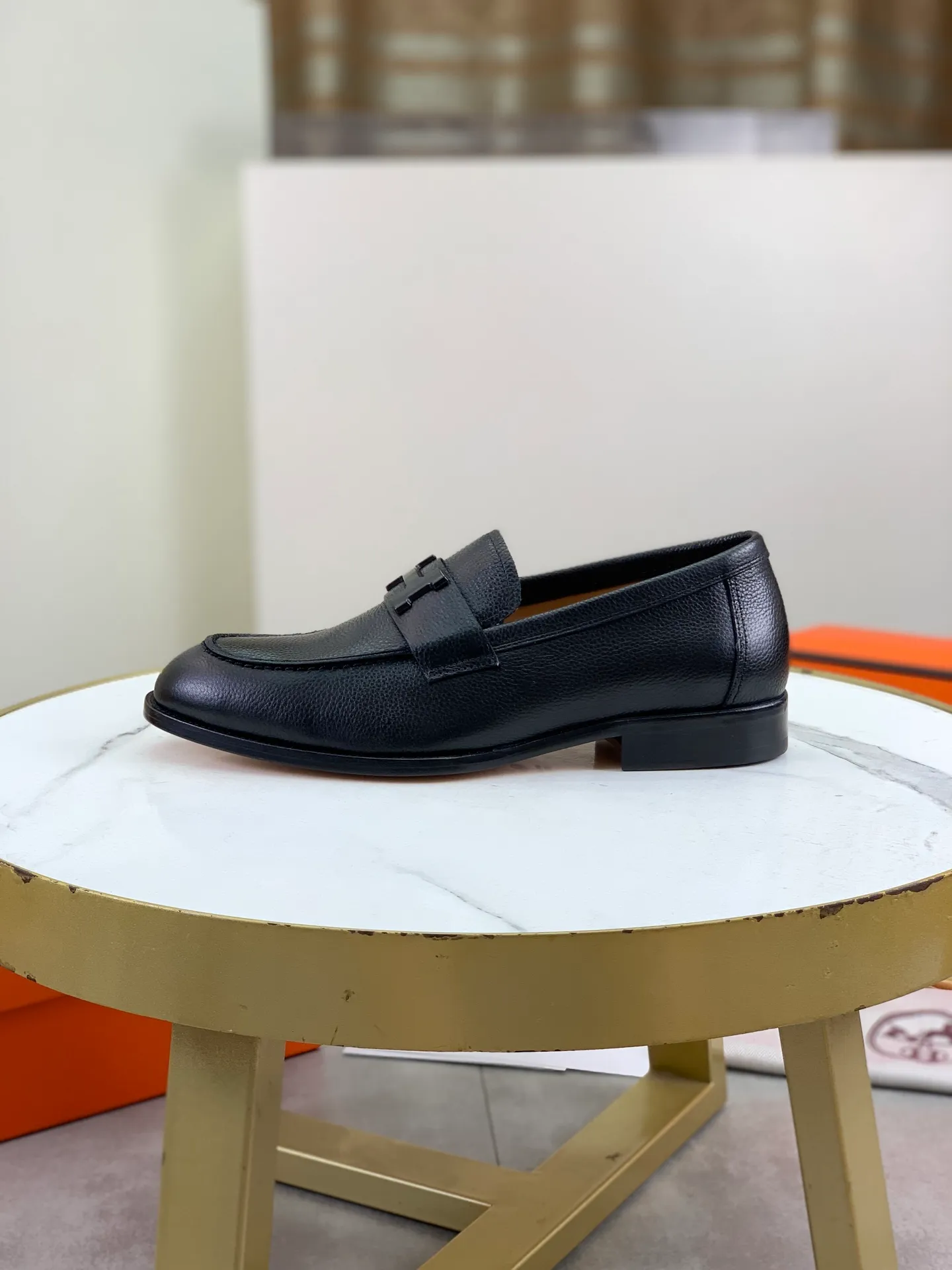 Factory price P980 💰💎💎💎 Original genuine leather outsole Brand: Hermès Grade: Same as the official website Original quality materials: Original soft calfskin Water-dyed cowhide lining Original Italian genuine leather outsole Style categories: Men's fashion Formal casual leather shoes Slip-on men's shoes series Young fashion European and American trends British style Code number: 39-45 (38.46 can be customized)